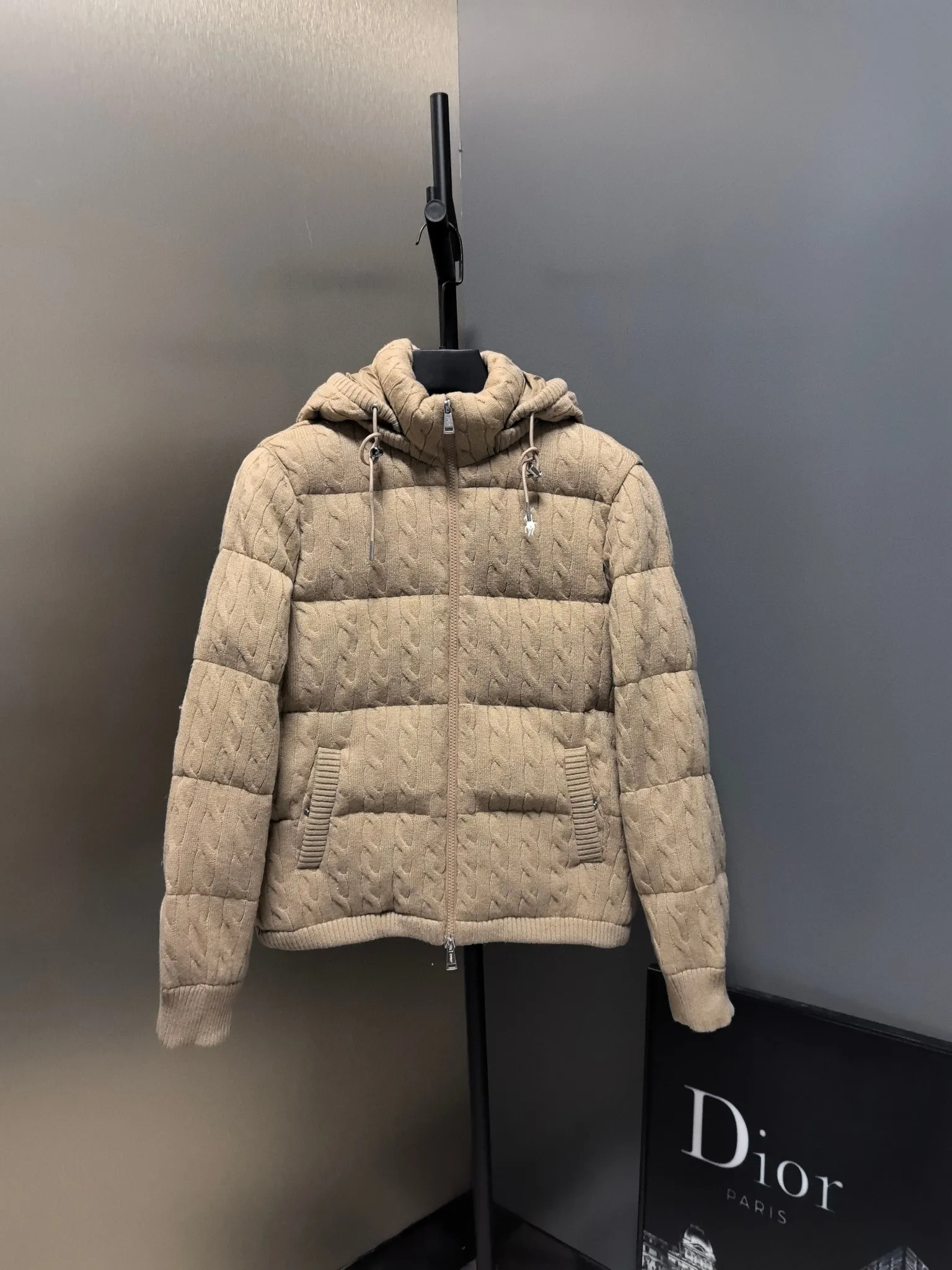 P980 Women's model The warmth of winter is within reach. 🧵 Combining classic cable knitting with warm down, Polo Ralph Lauren’s texture choice. ·: Warm winter colors, the answer to classic and style. ❄️ · Needless to say, the texture speaks for itself. Polo Ralph Lauren cable down jacket defines winter style. Color Black Khaki Size s m L xL